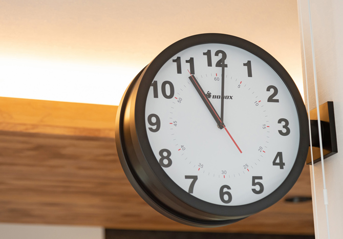 リビングからもキッチンからも時間を確認できる便利な両面時計